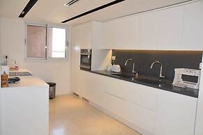 Renovated White 3BD next to Beach - Pool