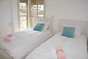 Renovated White 3BD next to Beach - Pool