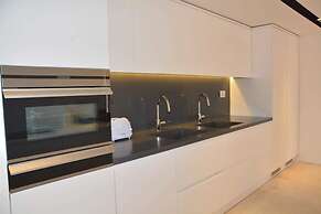 Renovated White 3BD next to Beach - Pool