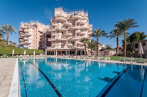 Renovated White 3BD next to Beach - Pool