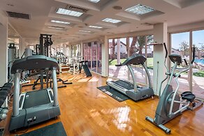 Renovated White 3BD next to Beach - Pool