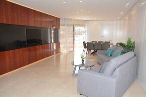 Renovated White 3BD next to Beach - Pool