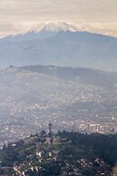 Casona 1914 Quito - Gothic Cathedral View Rooftop