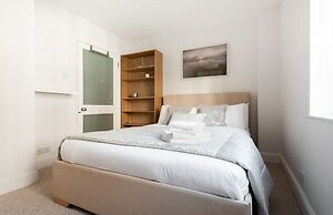 Platinum Apartment in West London 9955