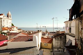 Best Terrace River view Alfama Apartment