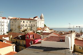 Best Terrace River view Alfama Apartment