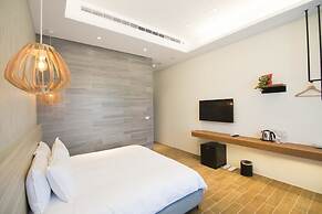 Hu An-The Lakeside House