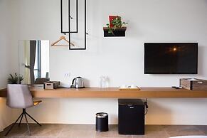 Hu An-The Lakeside House