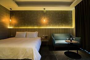 Hu An-The Lakeside House