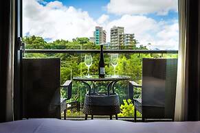 Hu An-The Lakeside House