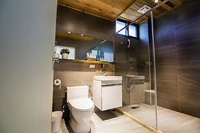 Hu An-The Lakeside House