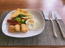 Hu An-The Lakeside House