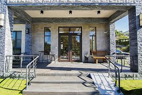 Hu An-The Lakeside House