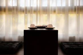 Hu An-The Lakeside House