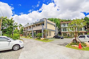 Hu An-The Lakeside House