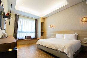 Hu An-The Lakeside House