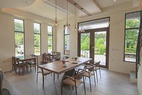 Hu An-The Lakeside House