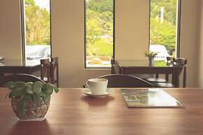 Hu An-The Lakeside House