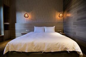 Hu An-The Lakeside House