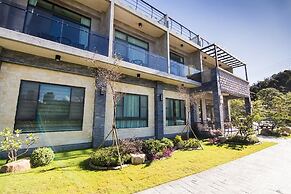 Hu An-The Lakeside House