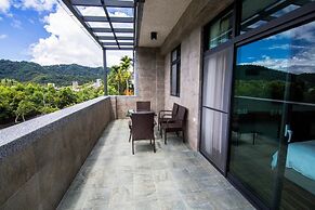 Hu An-The Lakeside House