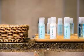 Hu An-The Lakeside House