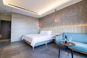 Hu An-The Lakeside House