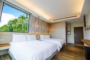 Hu An-The Lakeside House