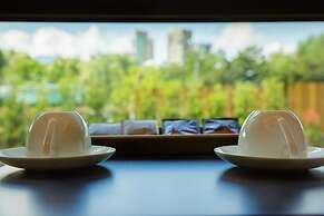 Hu An-The Lakeside House