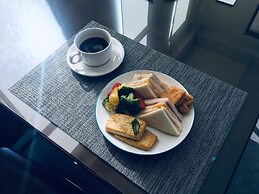 Hu An-The Lakeside House