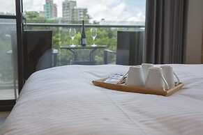 Hu An-The Lakeside House