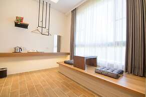 Hu An-The Lakeside House