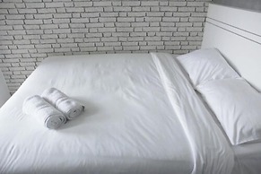 Modern and Comfortable Studio Apartment Springlake Summarecon near Sum