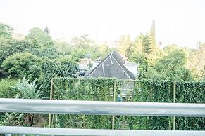 Luxurious 1BR At Dago Suites Apartment