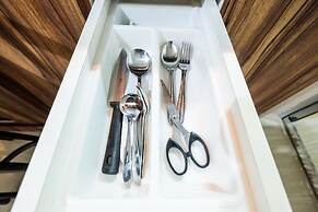 Classic 2BR Bassura City Apartment