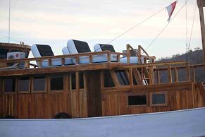 Boat Charter KM.Caroline