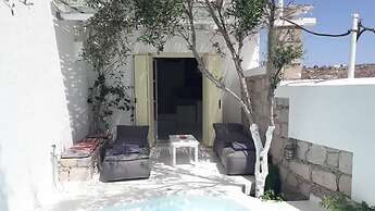 Thalassitra Private Pool Suites & Spa