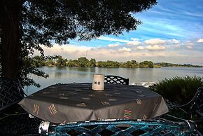 Waterfront Country Lodge