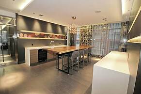 Luxury 2 BD + 2 WC in the heart of Entertainment District