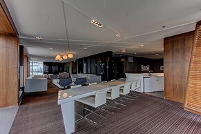 Executive 2 Bedroom Condo Across CN Tower