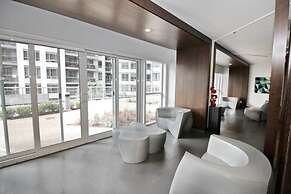 Executive 2 Bedroom Condo Across CN Tower