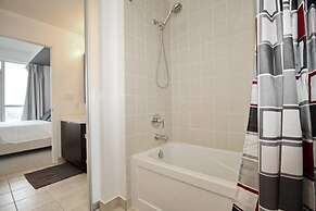 Executive 2 Bedroom Condo Across CN Tower