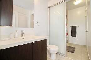 Executive 2 Bedroom Condo Across CN Tower