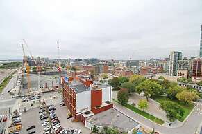 Executive 2 Bedroom Condo Across CN Tower