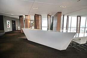 Executive 2 Bedroom Condo Across CN Tower