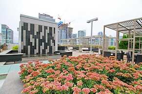 Presidential 1 Bedroom Condo across CN Tower