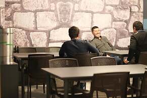 Karyola Otel - Caters to Men