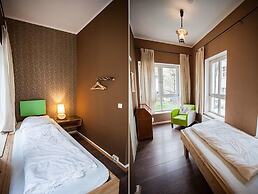 Karyola Otel - Caters to Men