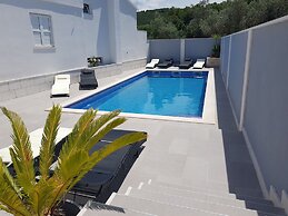 Baumgartner- Paradise Punta