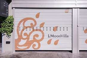 J Moon Villa Motel